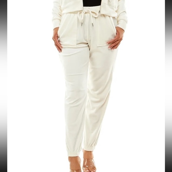 CRAVE FAME
Juniors' Utility-Pocket Velour Jogger Pants size M Ivory - Picture 2 of 4